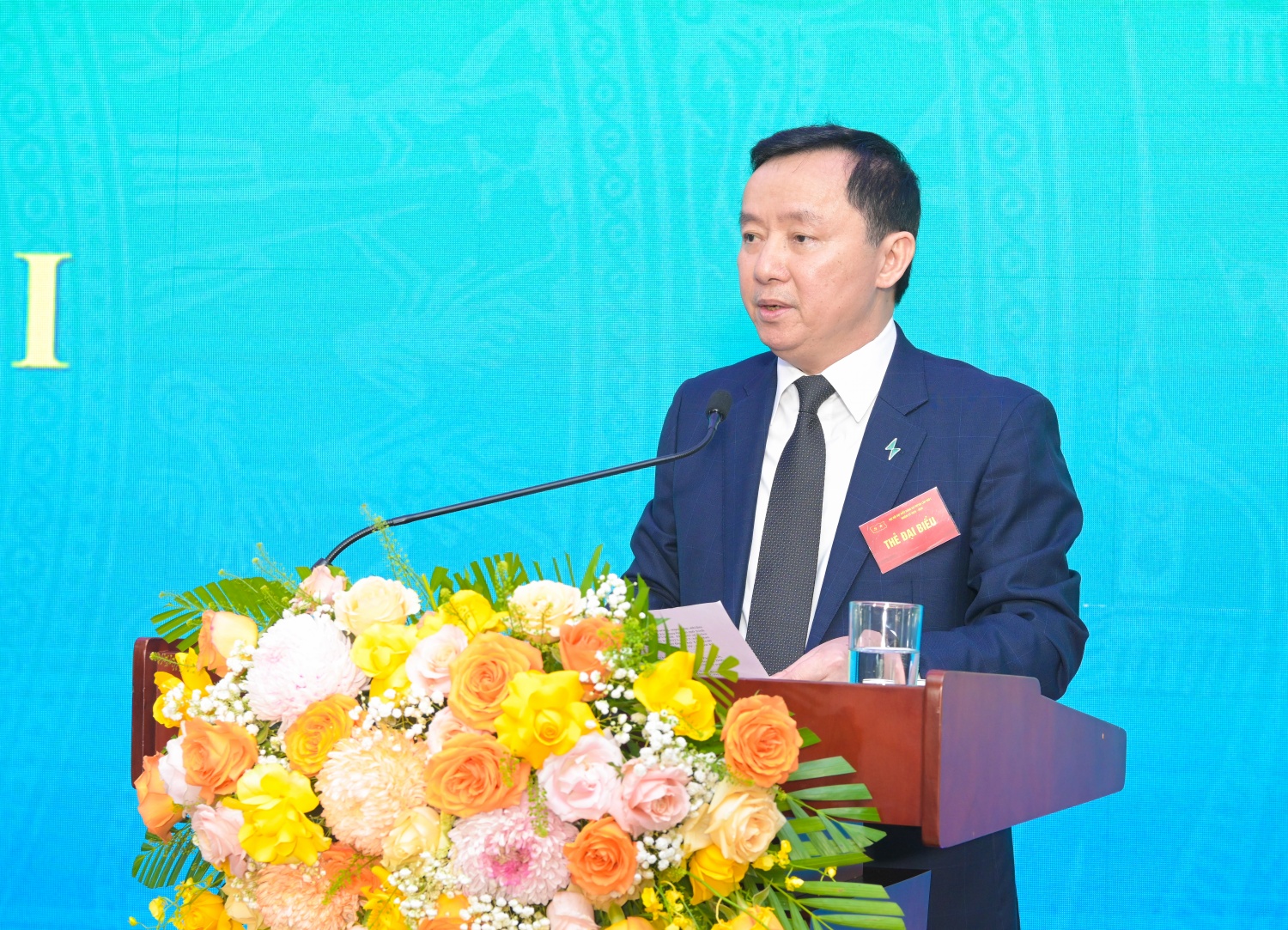 Đồng chí Hồ Công Kỳ, Bí thư Đảng ủy, Giám đốc Chi nhánh trình bày báo cáo chính trị tại Đại hội