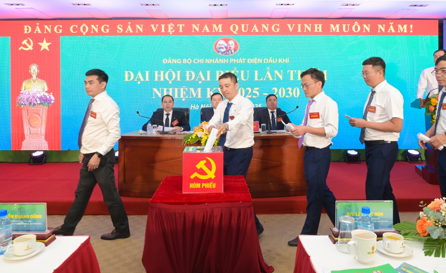 Các đại biểu bỏ phiếu bầu Ban Chấp hành khóa mới