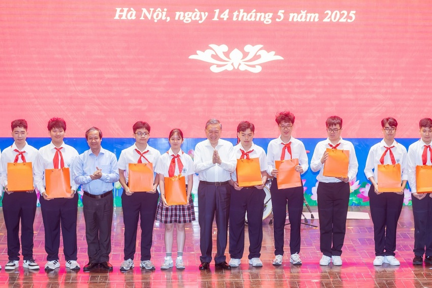 Tổng Bí thư Tô Lâm đã trao tặng 2 phòng học STEM và 200 suất học bổng dành cho những học sinh xuất sắc của hai trường THPT chuyên Hà Nội - Amsterdam và Trung học cơ sở Cầu Giấy.