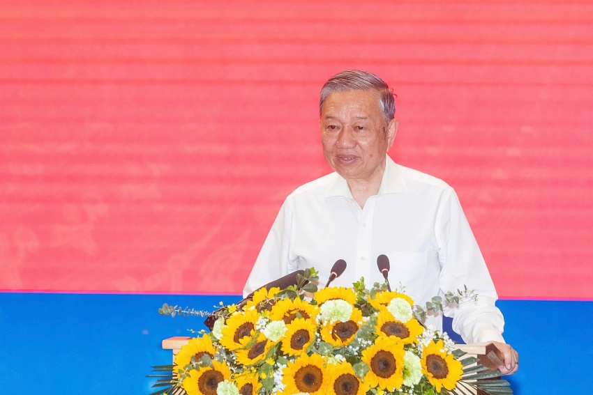 Tổng Bí thư Tô Lâm biểu dương những kết quả nổi bật của ngành giáo dục Thủ đô nói chung và hai trường THPT chuyên Hà Nôi - Amsterdam, THCS Cầu Giấy nói riêng, đồng thời nhấn mạnh qua chuyến thăm và làm việc lần này để có thêm kinh nghiệm thực tiễn bổ sung cho Dự thảo Nghị quyết của Bộ Chính trị về đổi mới giáo dục trong thời kỳ mới.