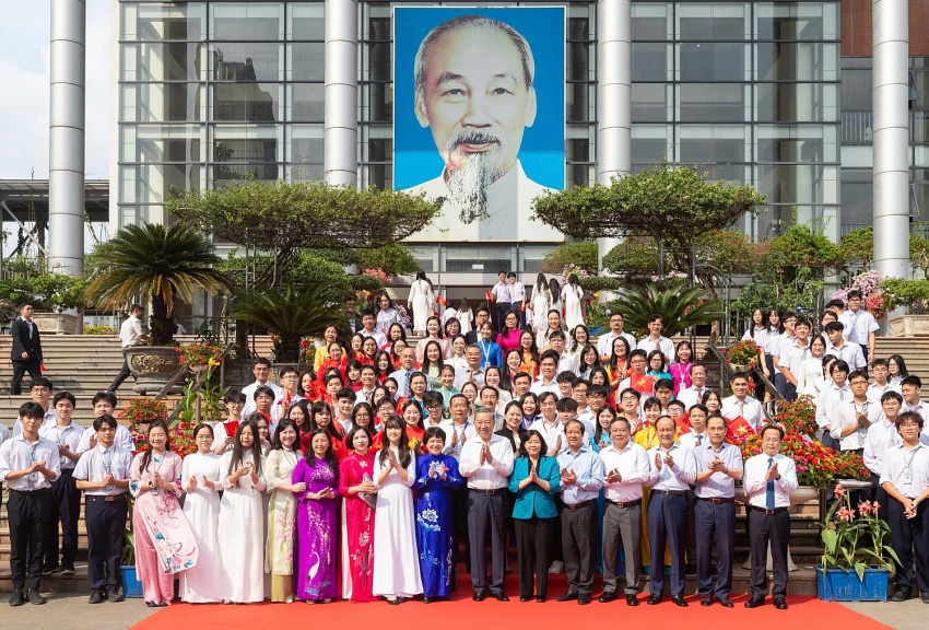 Thông qua món quà ý nghĩa này, Tổng Bí thư mong muốn, các em học sinh của hai trường cũng như học sinh của cả nước sẽ phát huy tinh thần tự học, chủ động nghiên cứu, vận dụng kiến thức vào thực tiễn cuộc sống; trở thành những công dân có trí tuệ, bản lĩnh, trách nhiệm, đóng góp vào sự nghiệp đổi mới giáo dục - đào tạo