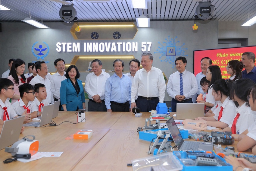 Tổng Bí thư Tô Lâm tham quan và trò chuyện với các em học sinh tại Phòng thực hành giáo dục STEM trường THCS Cầu Giấy