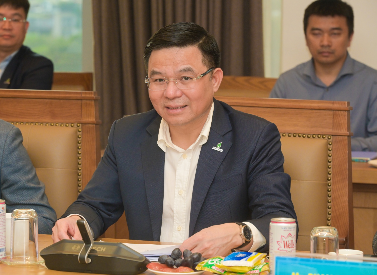 Chủ tịch HĐTV Petrovietnam Lê Mạnh Hùng trao đổi tại buổi làm việc