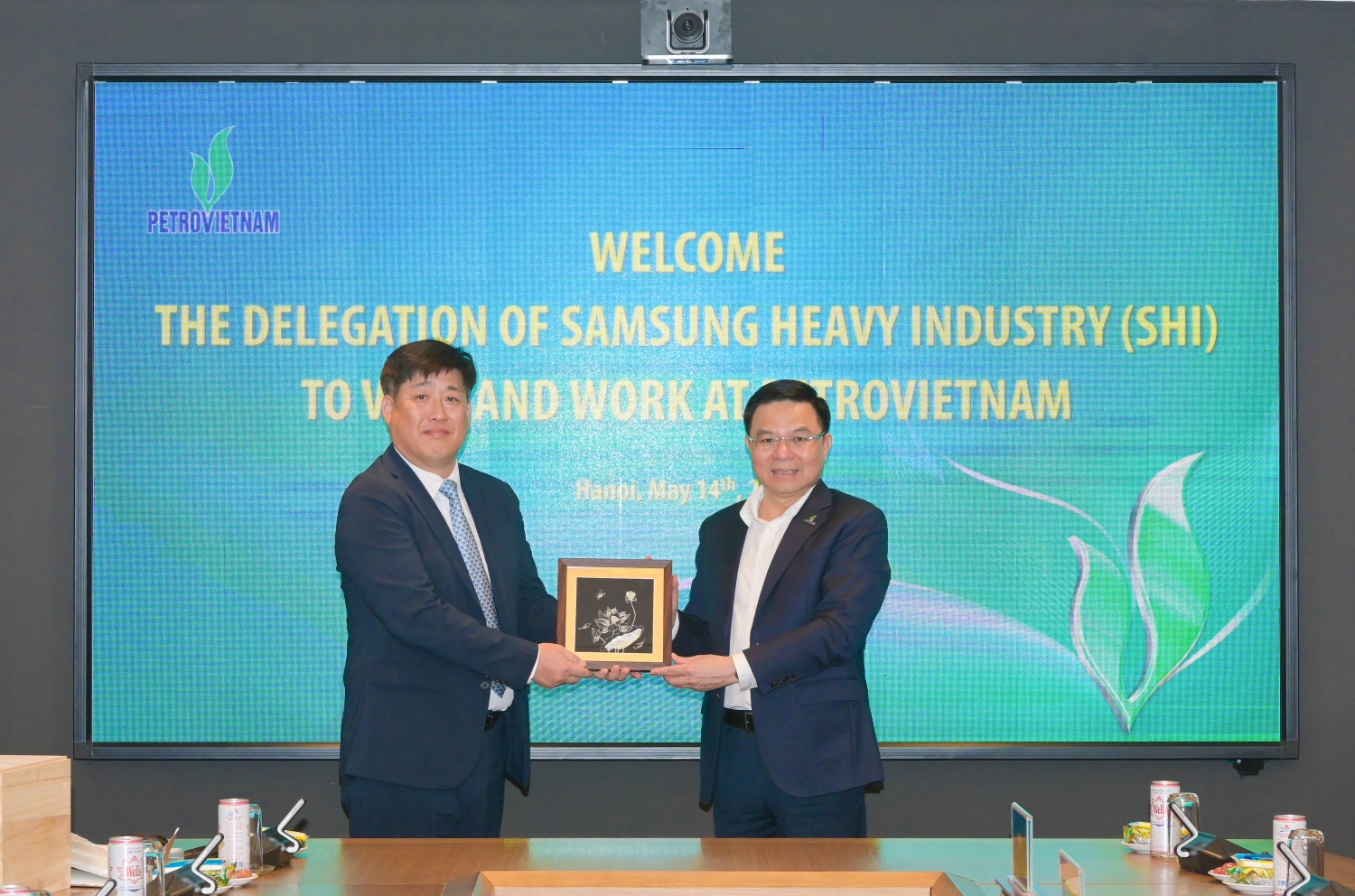 Chủ tịch HĐTV Petrovietnam Lê Mạnh Hùng tặng quà lưu niệm cho lãnh đạo SHI