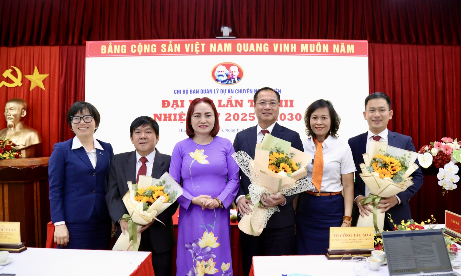 Đông chí Nghiêm Thùy Lan, Chủ tịch Công đoàn Petrovietnam tặng hoa chúc mừng Chi ủy khóa III, nhiệm kỳ 2025-2030