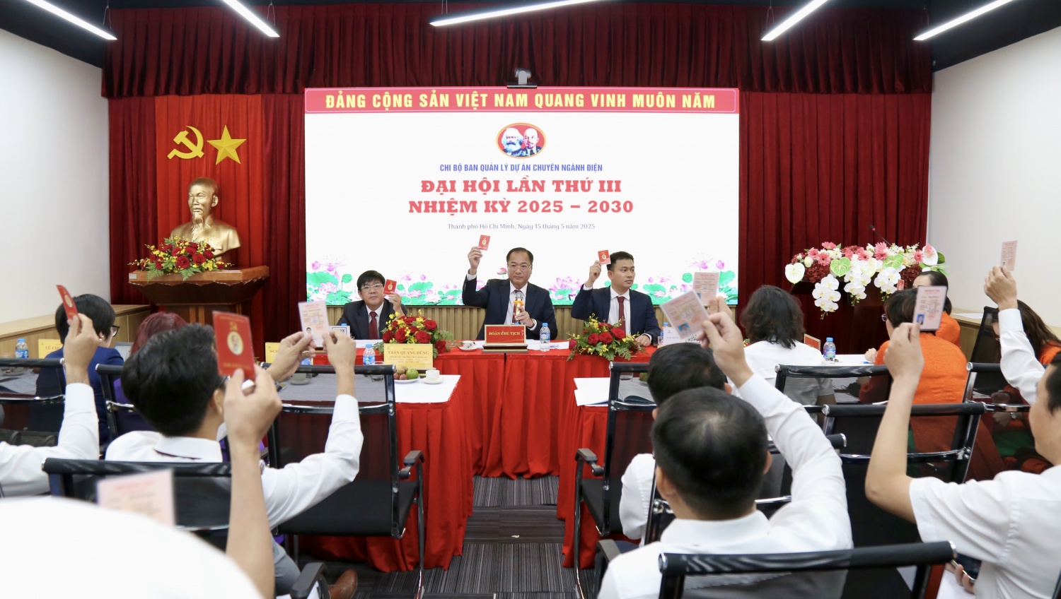 Đảng viên biểu quyết thông qua một số nội dung tại Đại hội