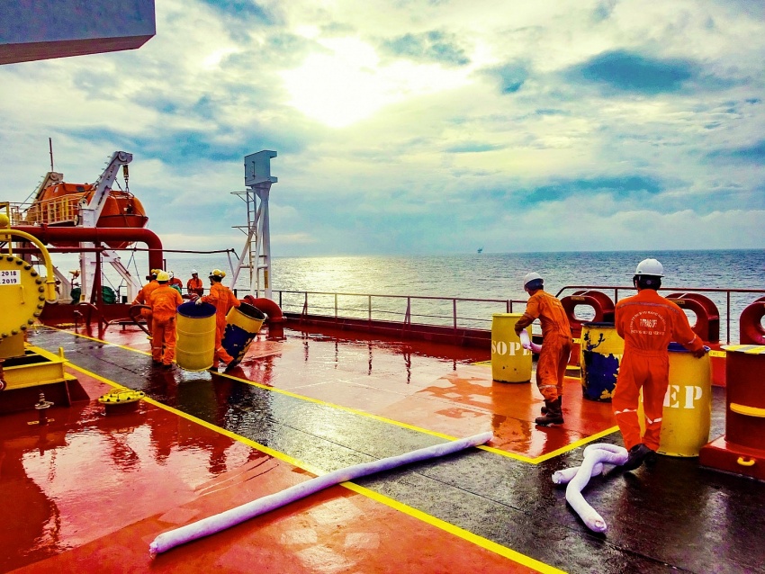 Thuyền viên PVTrans trên tàu Đại Hùng Queen.