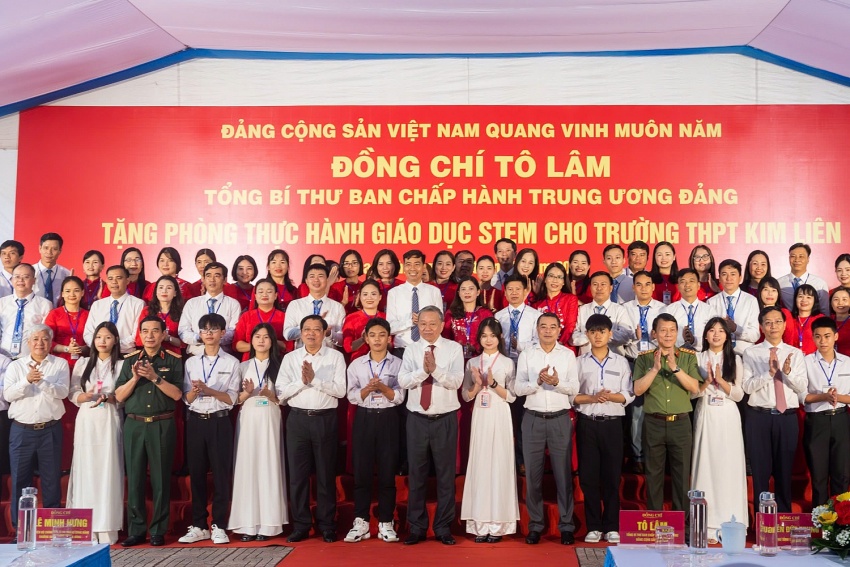 Tổng Bí thư mong muốn, tỉnh Nghệ An tiếp tục quan tâm đầu tư hơn nữa đối với lĩnh vực giáo dục. Qua đó tạo điều kiện để đội ngũ thầy cô giáo, các em học sinh sẽ tiếp nối truyền thống đất học của quê hương xứ Nghệ và gặt hái được nhiều thành tích cao hơn nữa trong tương lai