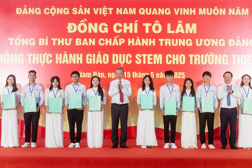 Nhân dịp này, Tổng Bí thư Tô Lâm cũng đã trao tặng những phần quà cho các học sinh xuất sắc tại trường