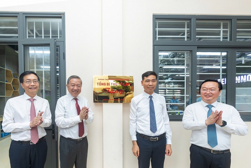Tổng Bí thư Tô Lâm thực hiện nghi thức khánh thành và trao tặng lớp học STEM cho Trường Trung học Phổ thông Kim Liên, huyện Nam Đàn, Nghệ An.