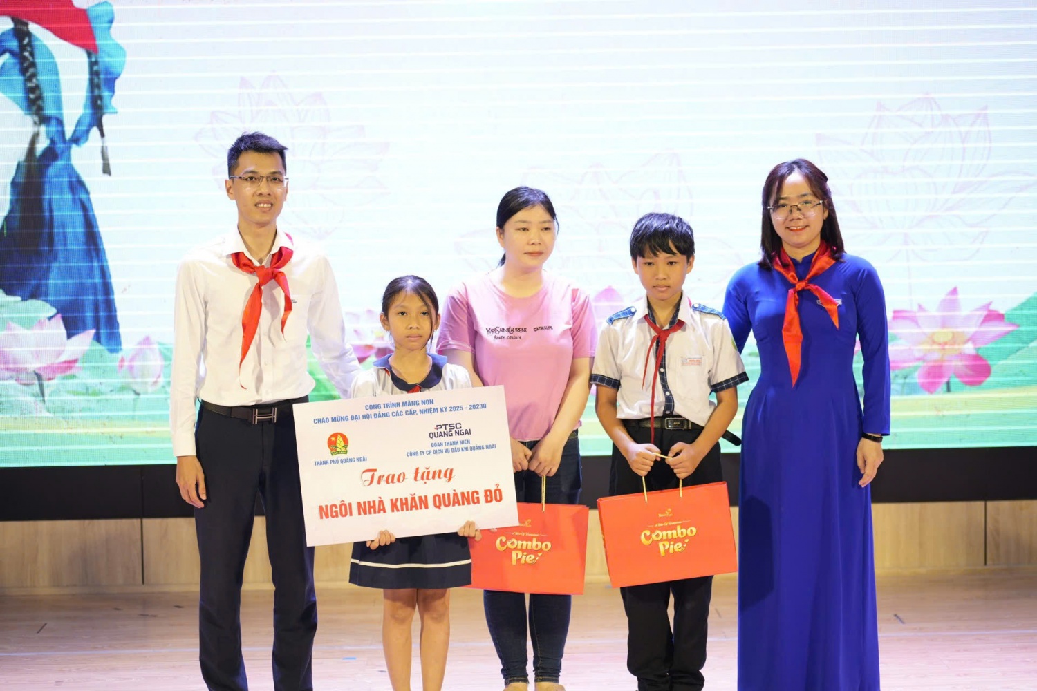 Đoàn Thanh niên PTSC Quảng Ngãi phối hợp cùng Hội đồng Đội thành phố trao tặng kinh phí hỗ trợ xây dựng công trình măng non “Ngôi nhà khăn quàng đỏ”.