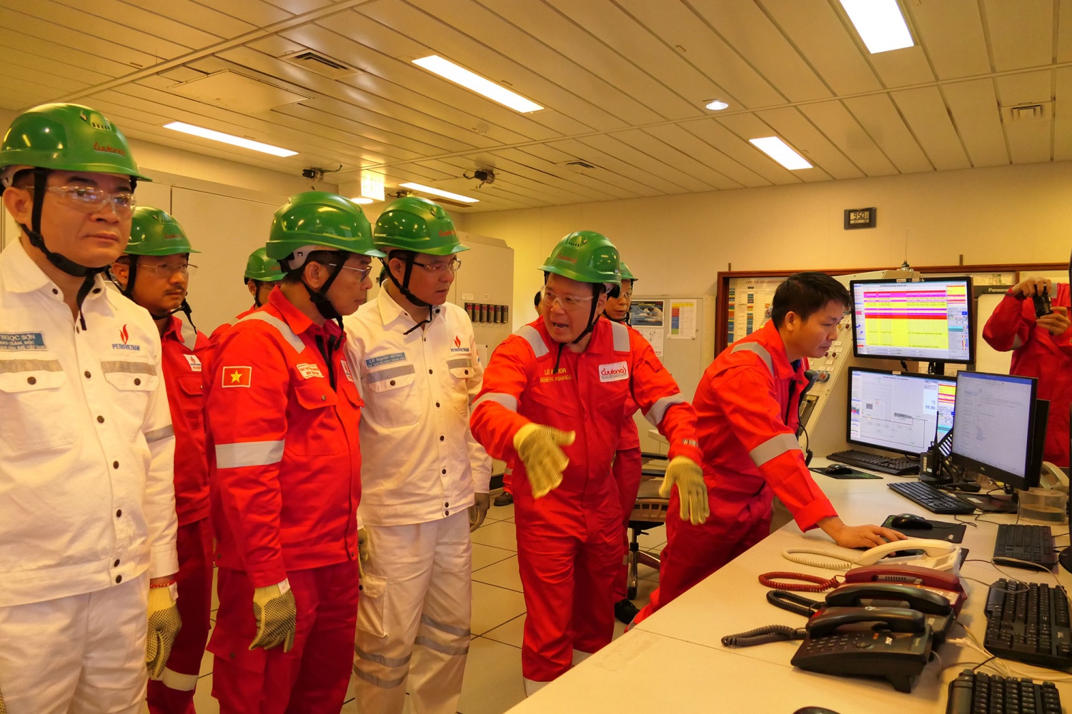 Tổng Giám đốc CLJOC Lê Đắc Hóa giới thiệu với Phó Thủ tướng và lãnh đạo Petrovietnam về Trung tâm điều khiển của giàn CPP Sư Tử Vàng.