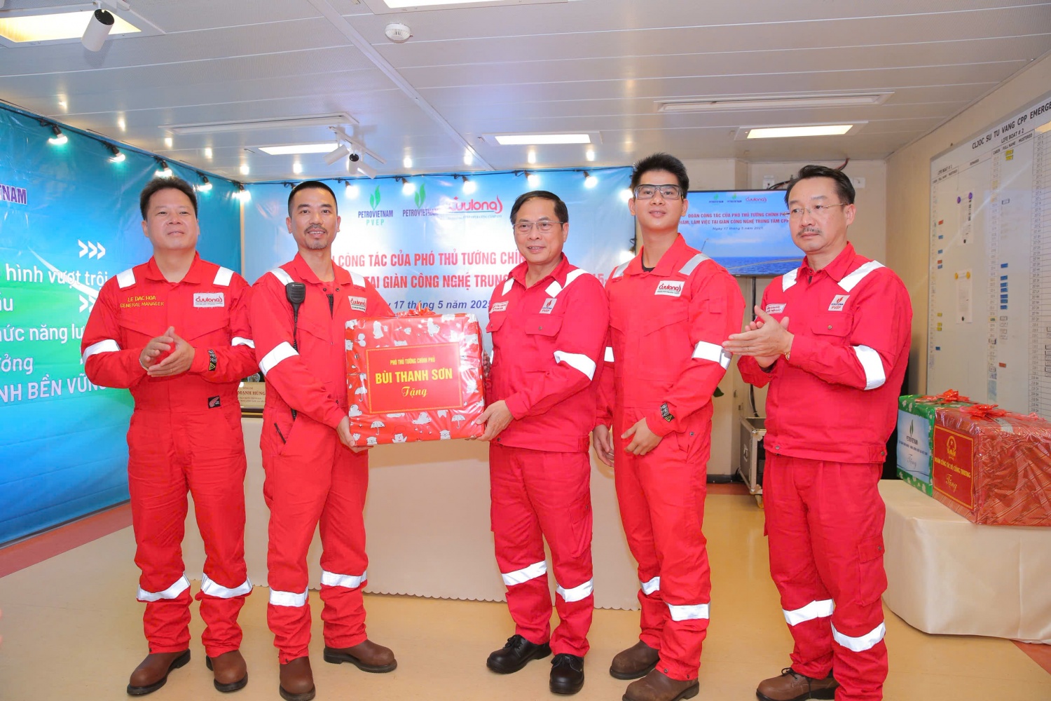 Phó Thủ tướng Bùi Thanh Sơn tặng quà cho người lao động trên giàn.