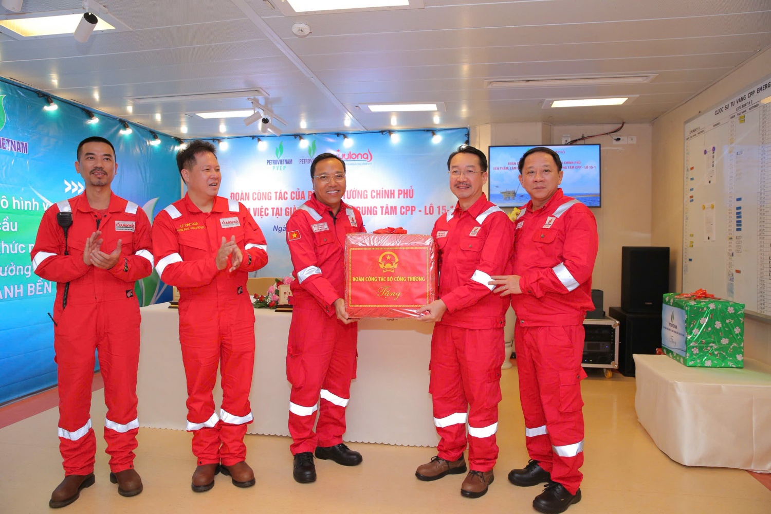 Thứ trưởng Bộ Công Thương Nguyễn Hoàng Long tặng quà cho đại diện người lao động PVEP, CLJOC.