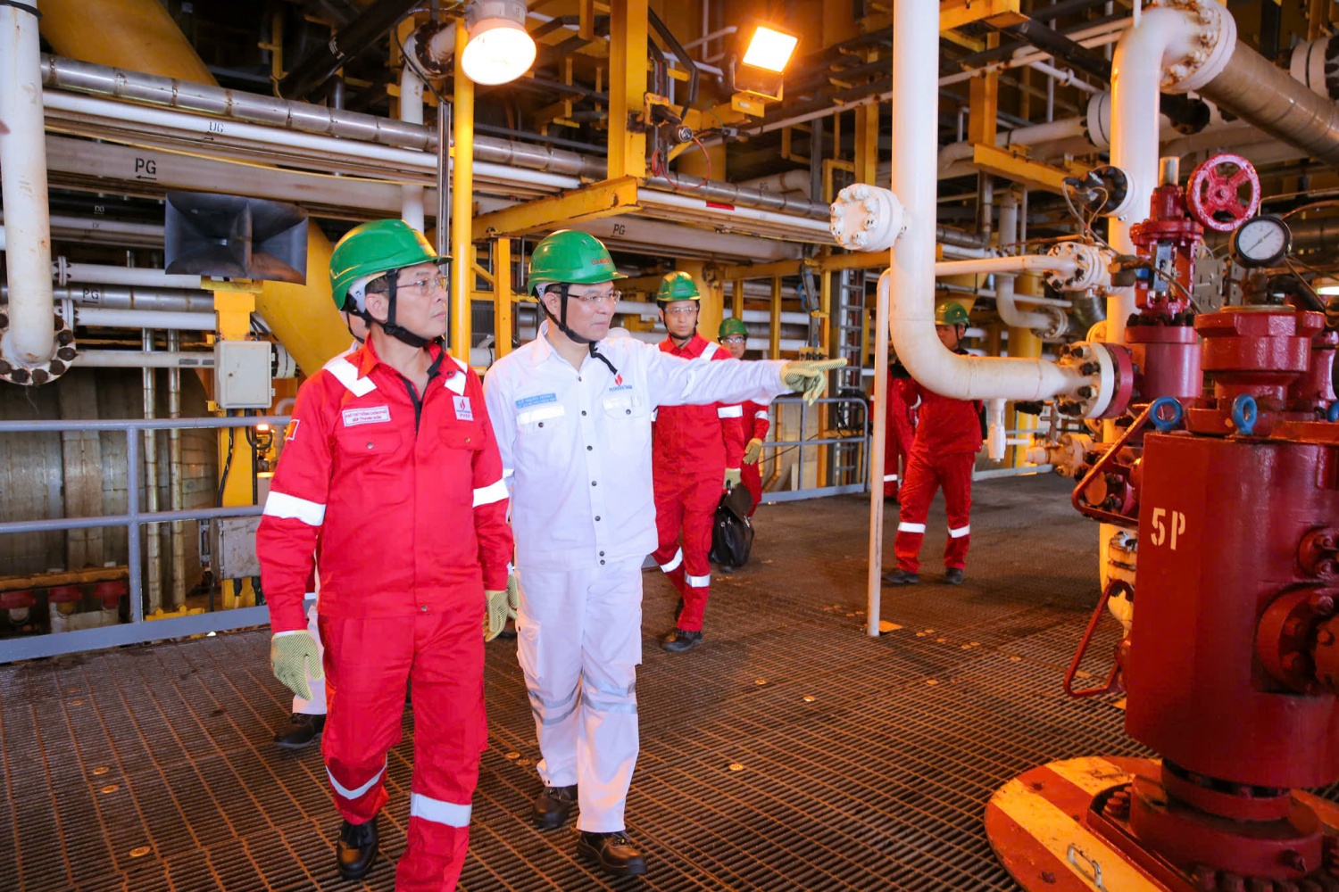 Chủ tịch HĐTV Petrovietnam Lê Mạnh Hùng giới thiệu với Phó Thủ tướng Bùi Thanh Sơn về hoạt động của giàn.