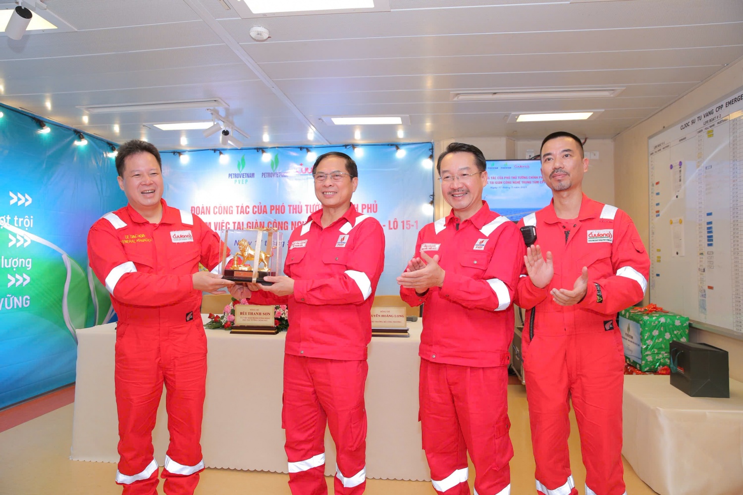 CLJOC tặng quà lưu niệm cho Phó Thủ tướng Bùi Thanh Sơn.