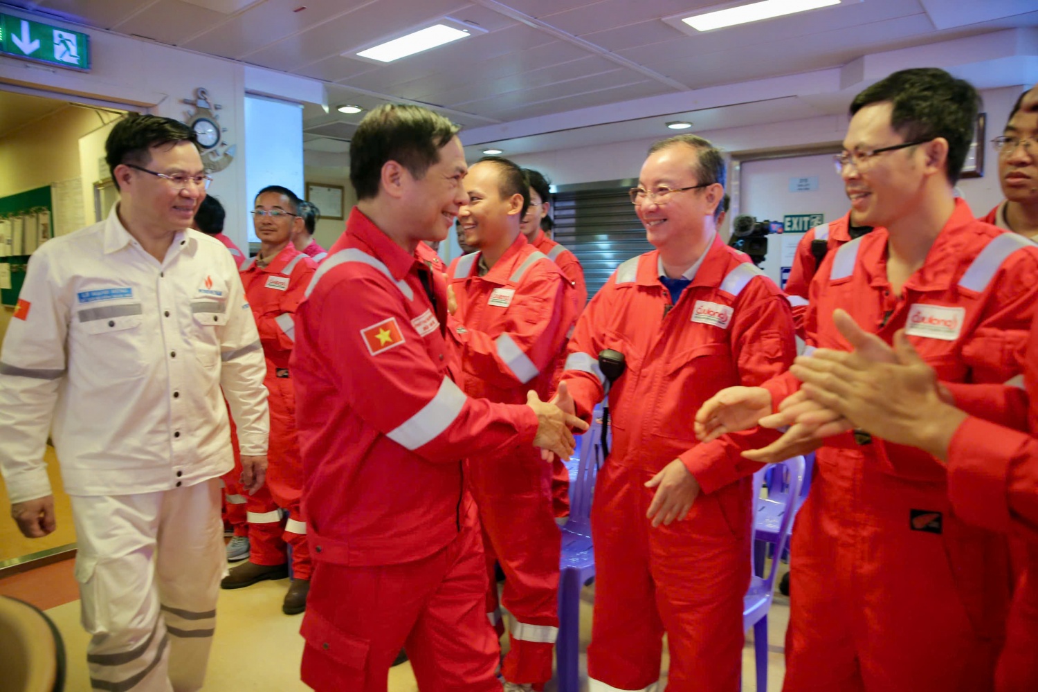 Phó Thủ tướng Bùi Thanh Sơn thăm hỏi cán bộ, người lao động trên giàn.