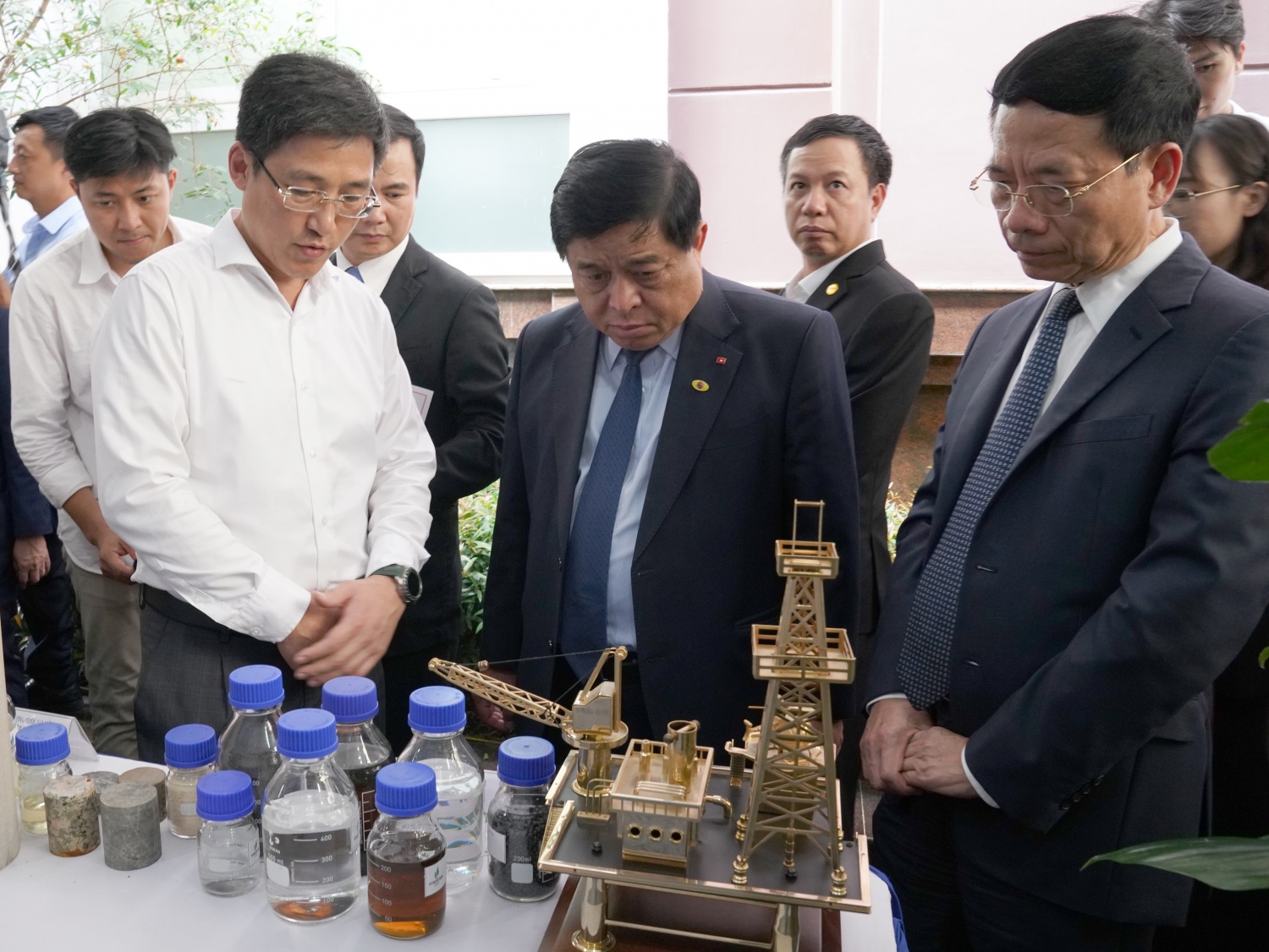 Viện trưởng VPI Phan Anh Minh giới thiệu với Phó Thủ tướng Nguyễn Chí Dũng chế phẩm nâng cao hệ số thu hồi dầu VPI, sản phẩm này giúp gia tăng sản lượng khai thác cho khu vực nghiên cứu mỏ Bạch Hổ.