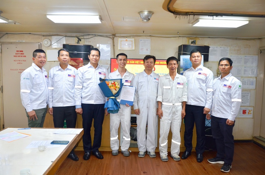 Chi bộ Gas Shipping tổ chức Lễ kết nạp đảng viên mới trên tàu Da Nang Gas.