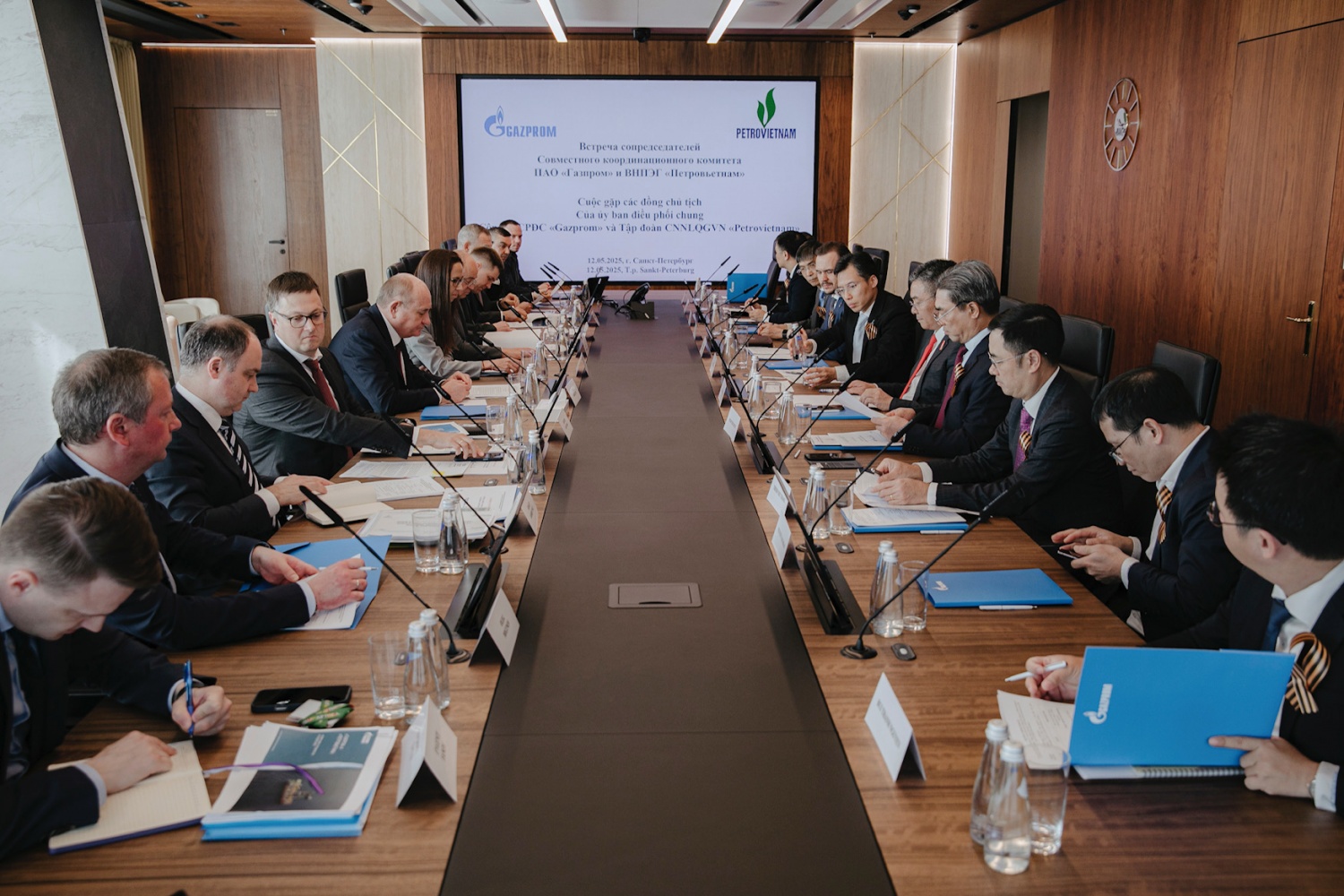 Phó Tổng Giám đốc Petrovietnam Lê Mạnh Cường và Phó Chủ tịch Điều hành Gazprom Vitaly A. Markelov chủ trì cuộc họp