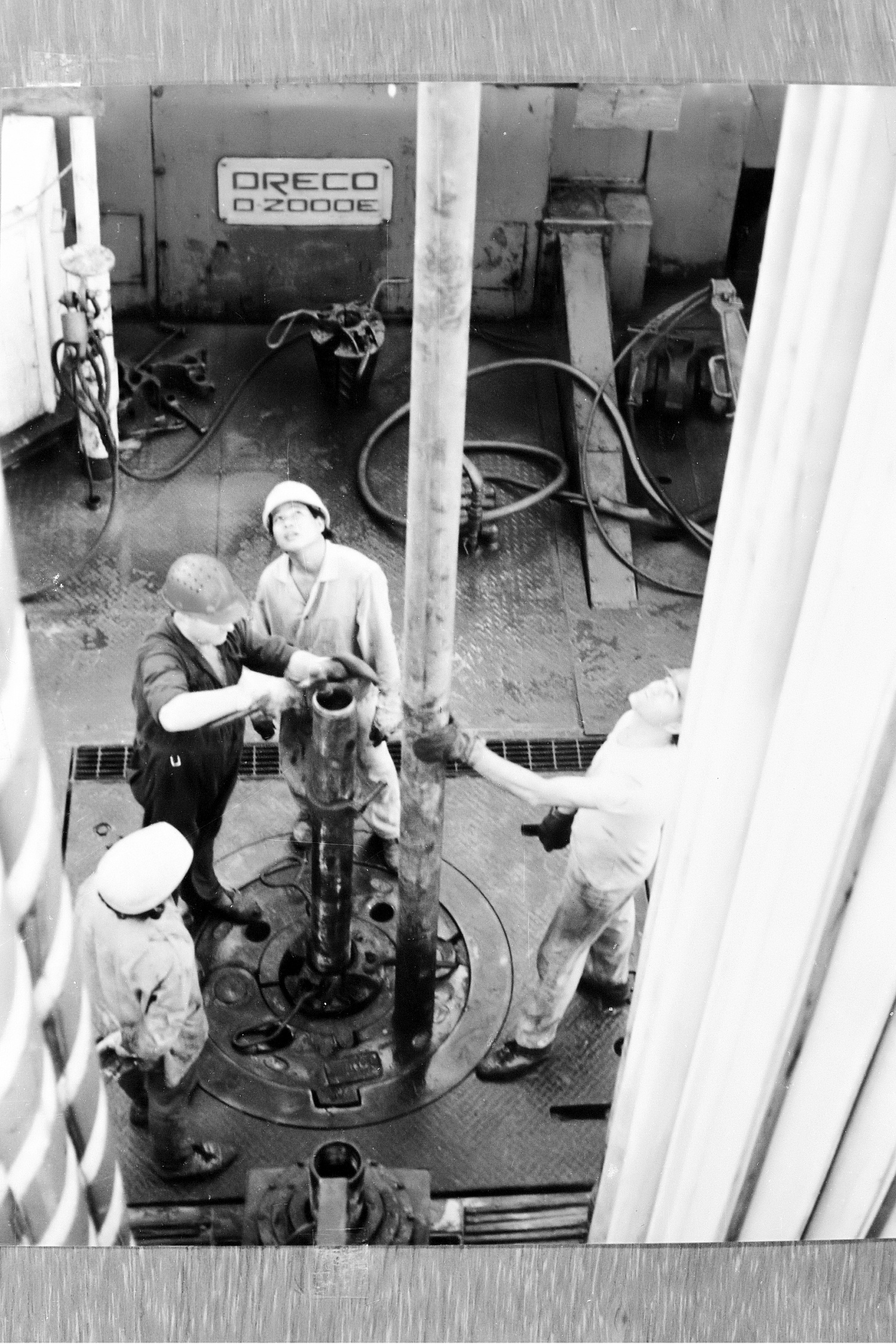 Ngày 6/9/1988, Vietsovpetro bắt đầu khai thác dầu từ tầng móng mỏ Bạch Hổ, đưa sản lượng những năm sau tăng vọt