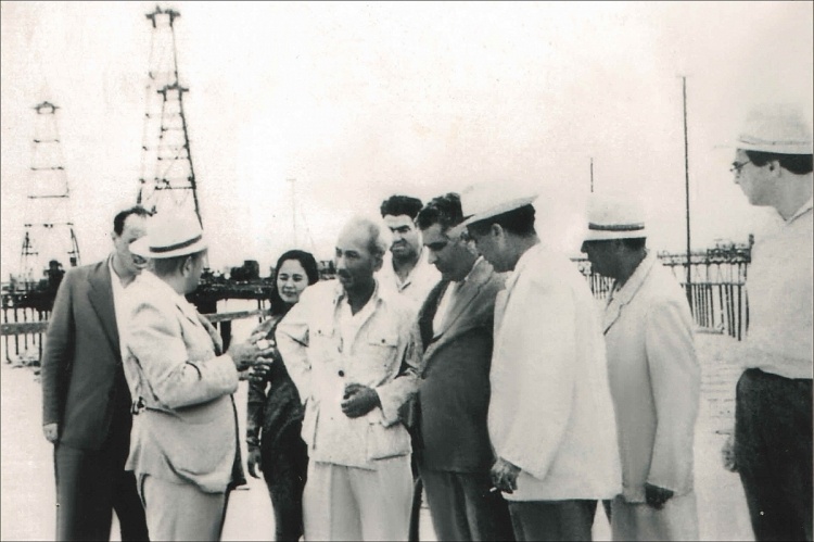 Chủ tịch Hồ Chí Minh thăm khu dầu mỏ tại Baku trong chuyến thăm nước Cộng hòa Azerbaijan ngày 23/7/1959, mở đầu cho hành trình trường chinh đi “tìm lửa” của Việt Nam.