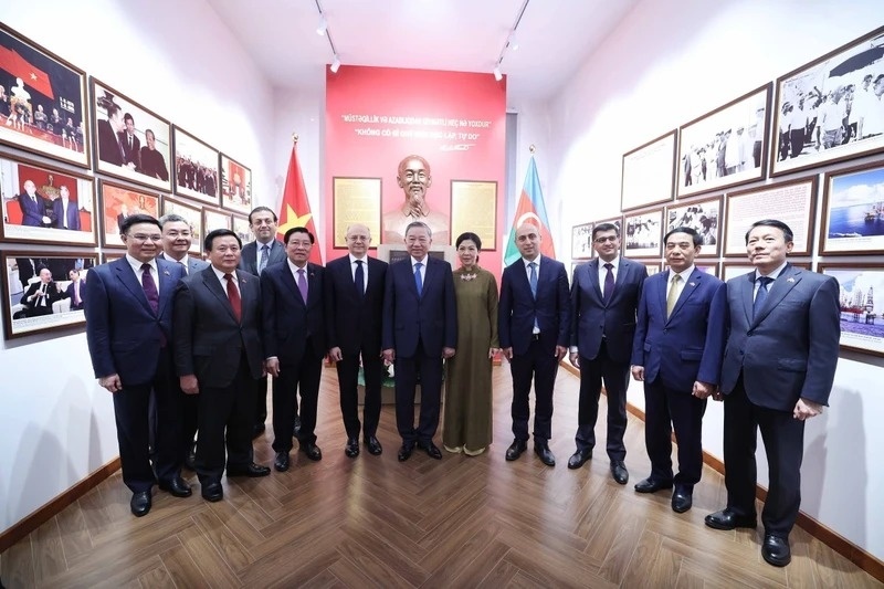 Các vị lãnh đạo Đảng, Nhà nước và Petrovietnam tham quan tại Phòng lưu niệm “Chủ tịch Hồ Chí Minh với ngành Dầu khí Việt Nam - Azerbaijan”. Đây là căn phòng ghi dấu ấn đậm nét cho biểu tượng hữu nghị của hai nước.