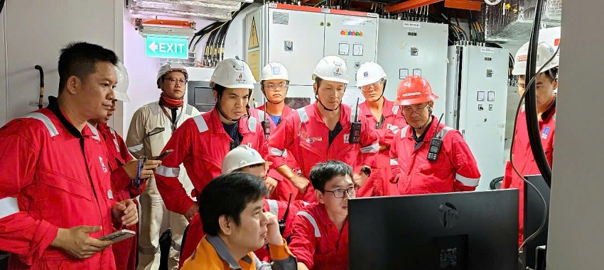 Người lao động tại Phòng điều khiển của giàn Đại Hùng 01.