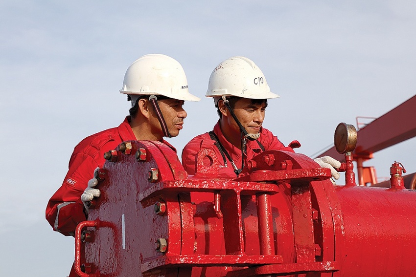 Công nhân trên tàu chở dầu của PVTrans