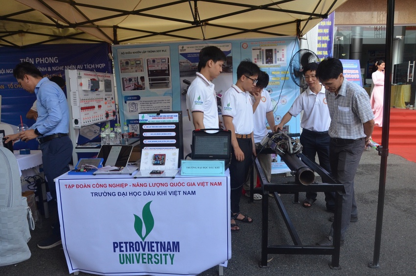 Khu trưng bày triển lãm của PVU thu hút sự quan tâm của nhiều doanh nghiệp.