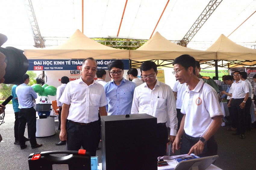 Thầy Bùi Minh Thảo - Chủ nhiệm Câu lạc bộ Khởi nghiệp sáng tạo PVU (ngoài cùng bên phải) giới thiệu sản phẩm trưng bày của Nhà trường.