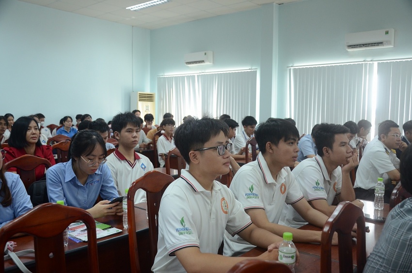 Thầy trò PVU tham dự Tọa đàm và Báo cáo chuyên đề về ứng dụng AI trong sản xuất kinh doanh và đời sống tại sự kiện.