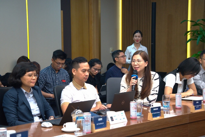 Đại diện nhà đầu tư đặt câu hỏi đối với Ban lãnh đạo PTSC.