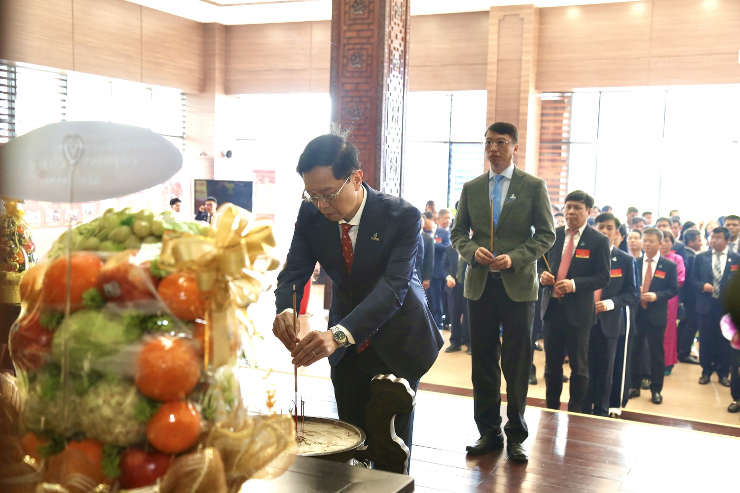 Đồng chí Trần Quang Dũng dâng hương tưởng niệm Chủ tịch Tôn Đức Thắng