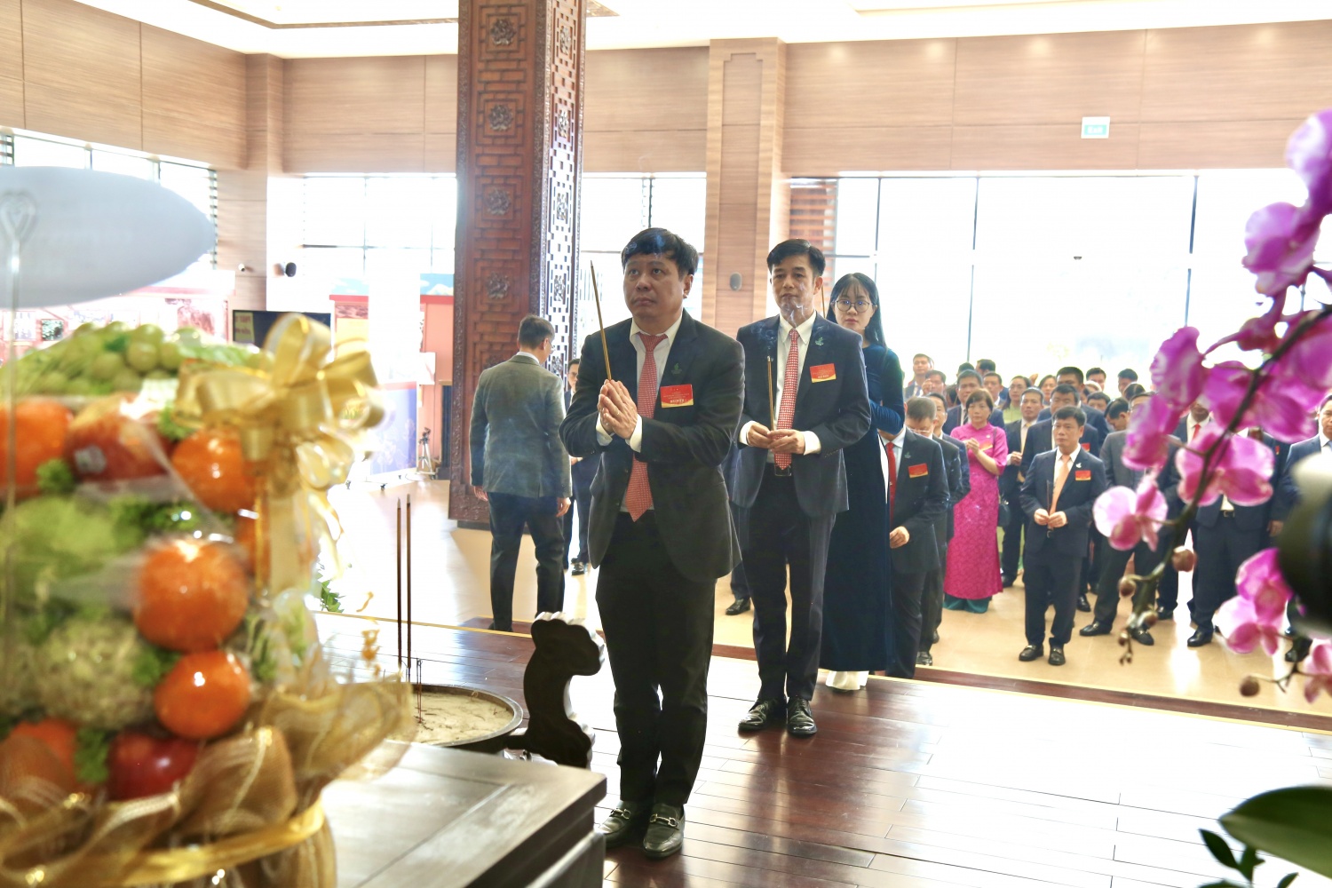 Đồng chí Phạm Việt Anh và Ban lãnh đạo PVTrans dâng hương tưởng niệm Chủ tịch Tôn Đức Thắng