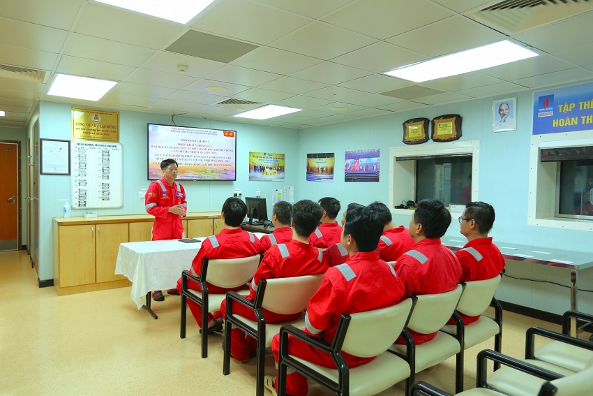 Những đợt sinh hoạt chính trị gắn với thực tiễn công tác giúp nâng cao bản lĩnh chính trị và tinh thần trách nhiệm của từng đảng viên BIENDONG POC.