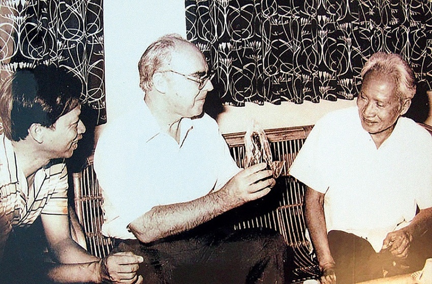 Chai dầu đầu tiên lấy lên từ thềm lục địa được Tổng lãnh sự Liên Xô ở Vũng Tàu đem đến tặng Thủ tướng Phạm Văn Đồng