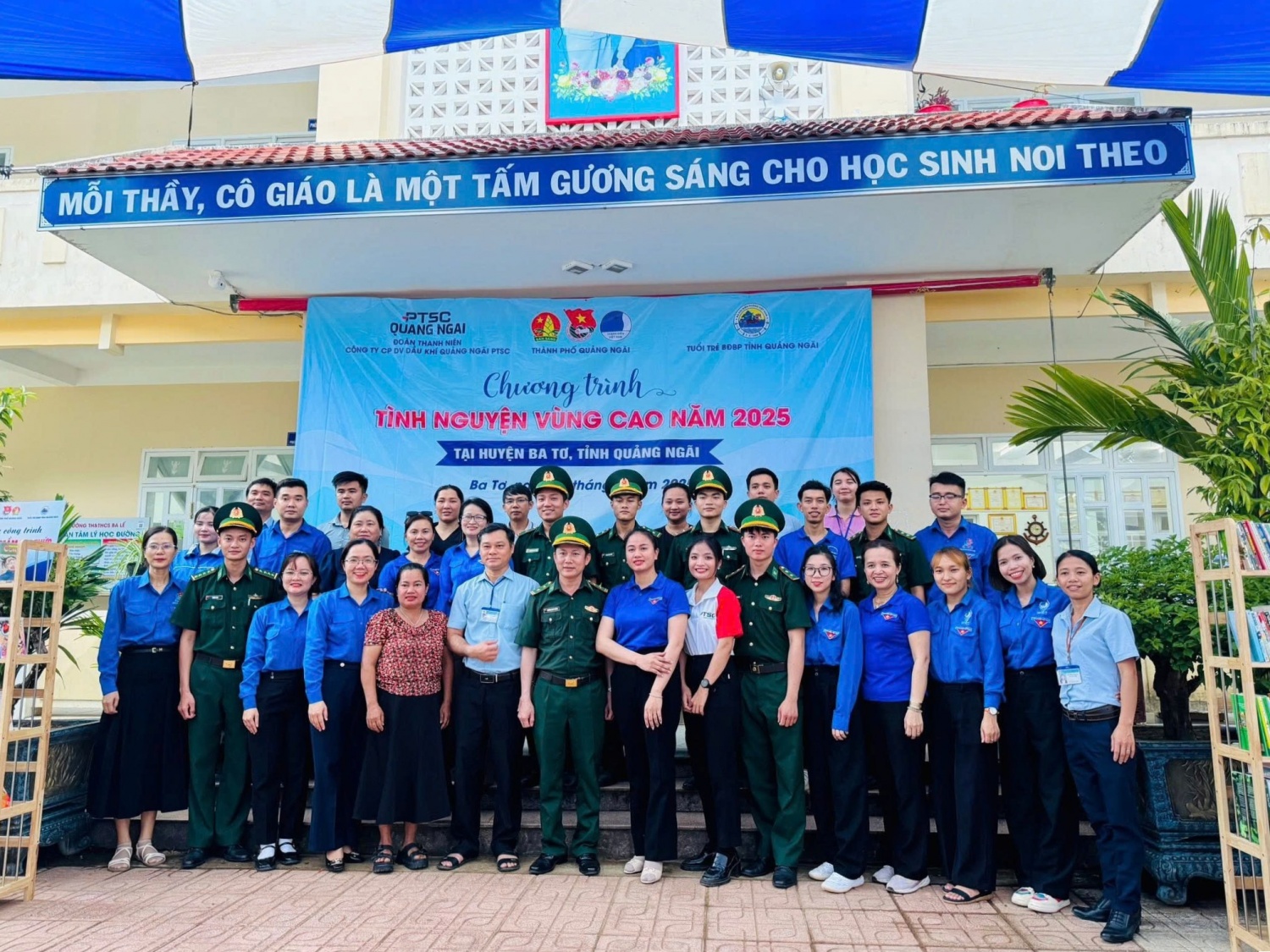 Tuổi trẻ PTSC Quảng Ngãi, Bộ đội Biên phòng tỉnh và Thành đoàn Quảng Ngãi tại Trường TH&THCS Ba Lế trong khuôn khổ chương trình “Tình nguyện vùng cao” năm 2025.