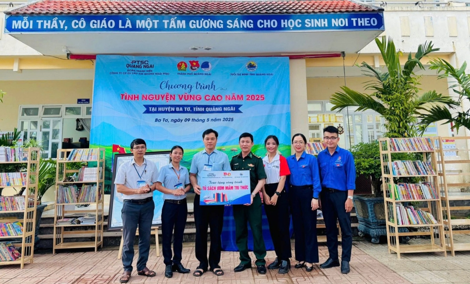 Trao tặng công trình “Tủ sách ươm mầm tri thức” cho Trường TH&THCS Ba Lế, huyện Ba Tơ, tỉnh Quảng Ngãi.