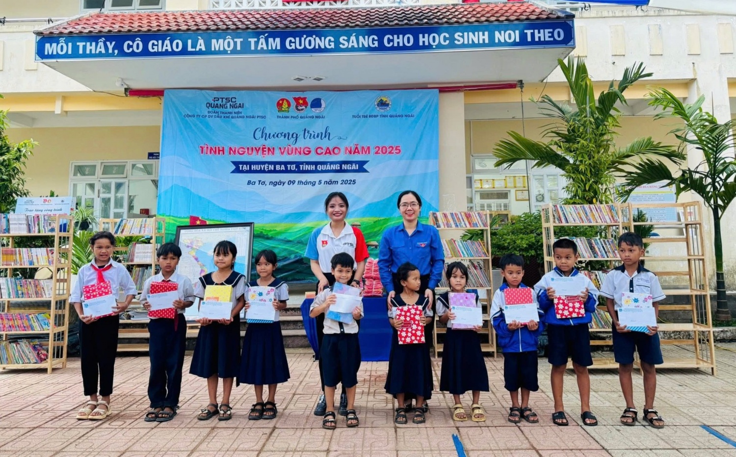 Niềm vui của các em học sinh Trường TH&THCS Ba Lế khi được nhận học bổng và quà tặng từ chương trình “Tình nguyện vùng cao”