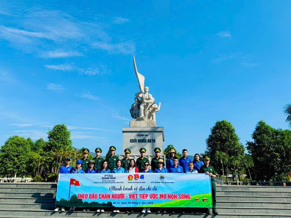 Đoàn dâng hoa, dâng hương tại Tượng đài Khởi nghĩa Ba Tơ - nơi khởi đầu hành trình về nguồn đầy ý nghĩa