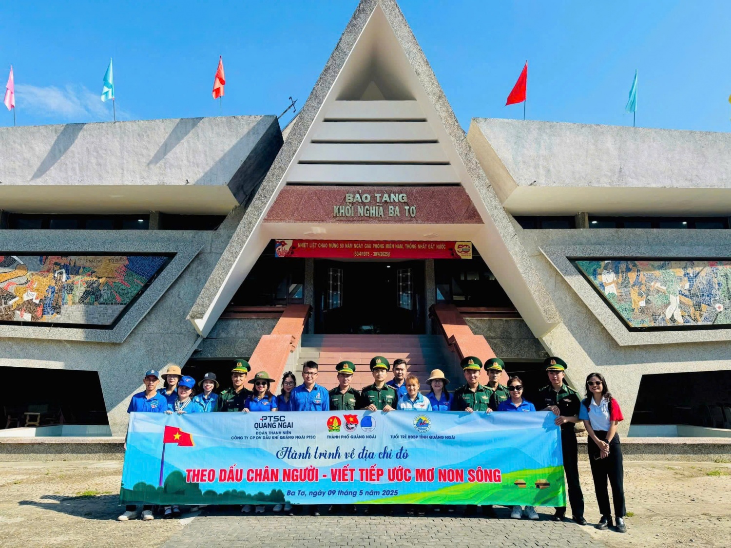 Tuổi trẻ ba đơn vị đến thăm Bảo tàng Khởi nghĩa Ba Tơ - nơi lưu giữ những ký ức hào hùng của lịch sử cách mạng miền Trung.