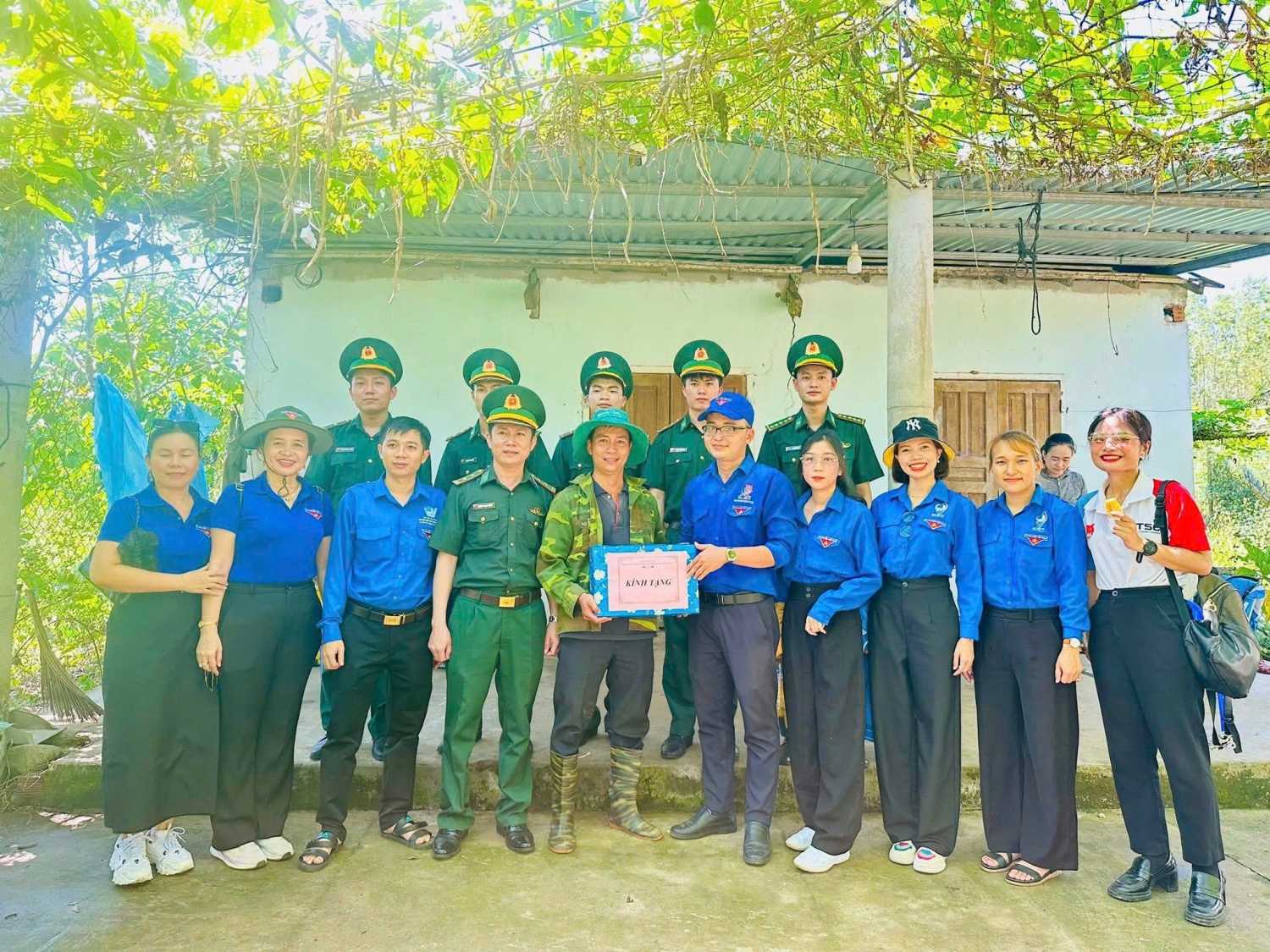 Tặng quà thanh niên khởi nghiệp tại thôn Giá Vực, xã Ba Vì - điểm sáng phát triển kinh tế vùng cao.