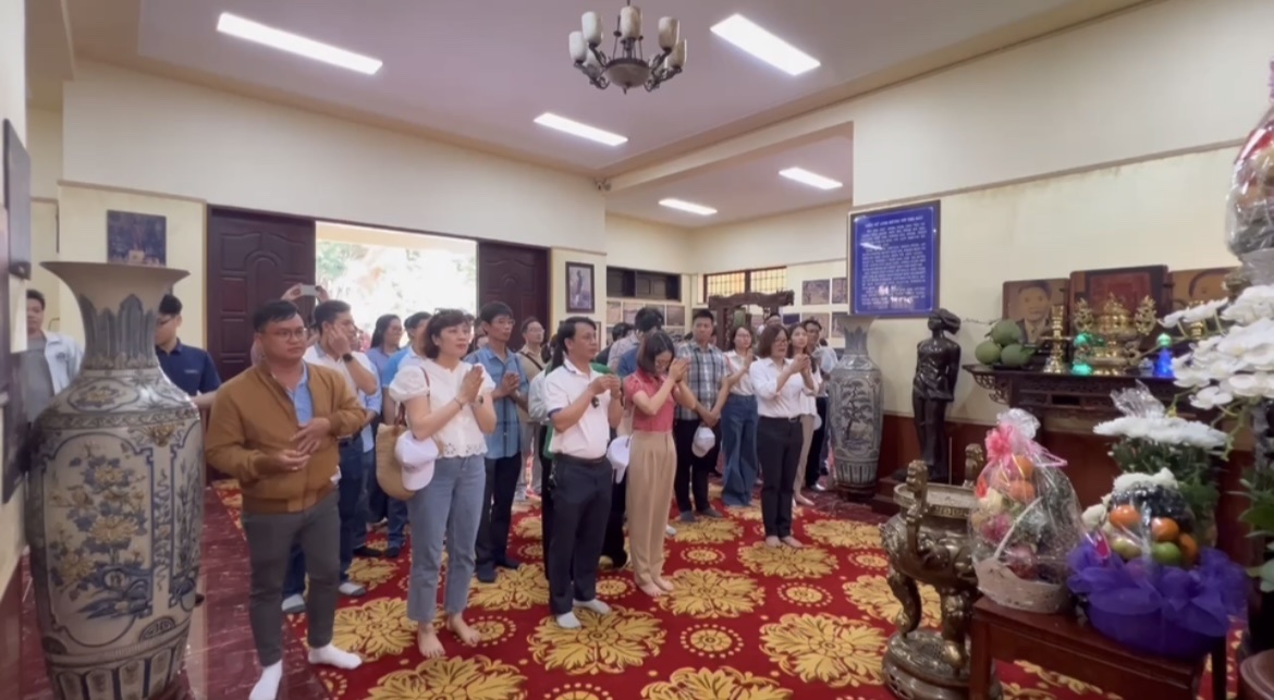 Đoàn dâng hương tưởng nhớ nữ Anh hùng Liệt sĩ Võ Thị Sáu