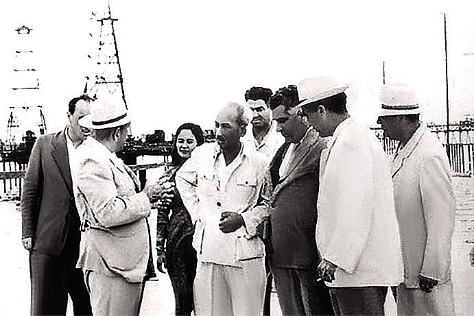 Bác Hồ thăm khu công nghiệp dầu khí Baku năm 1959.
