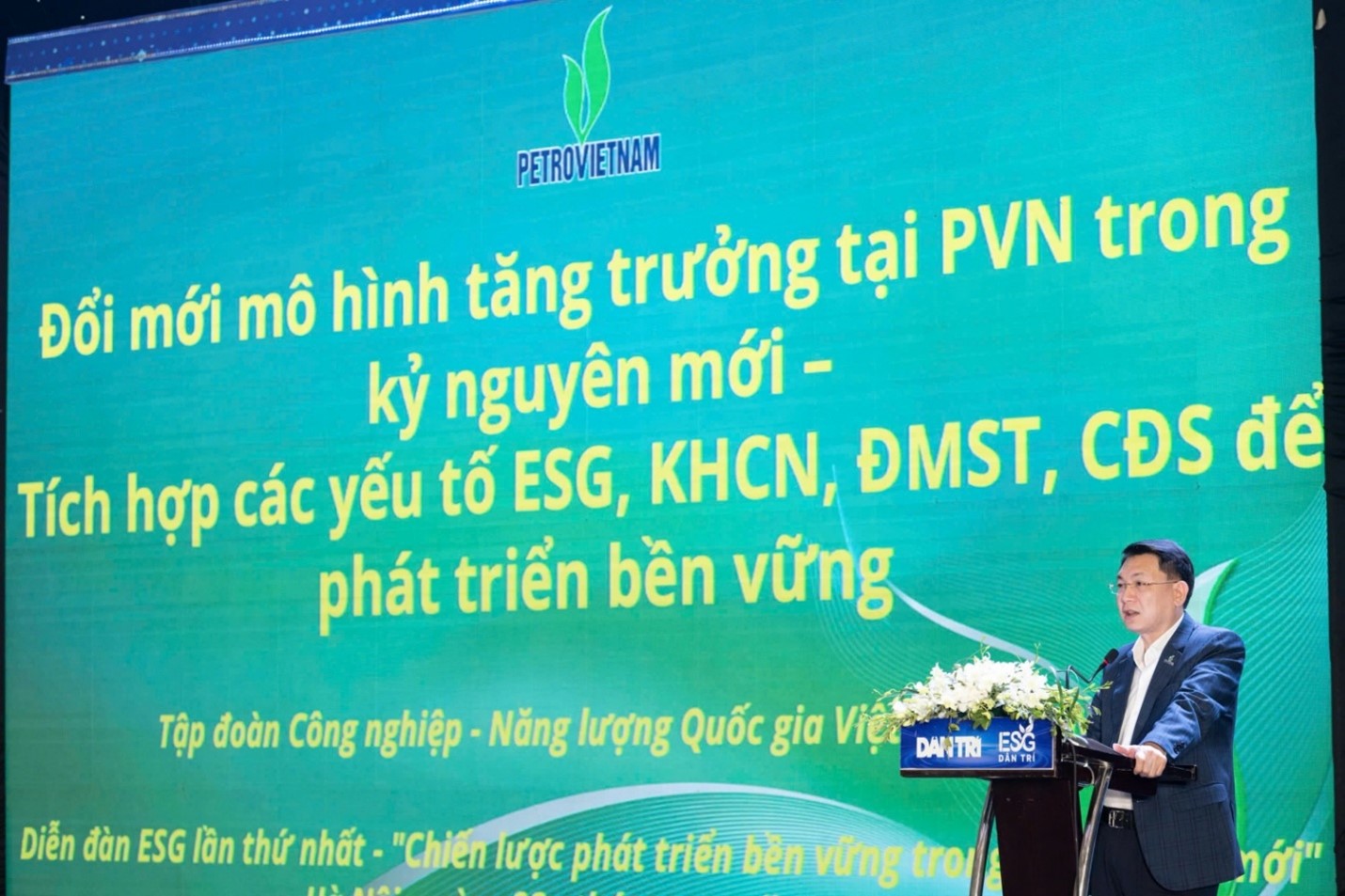 Mr. Phạm Tuấn Anh – Member of the Board of Members of Petrovietnam – delivers a presentation at the Forum.