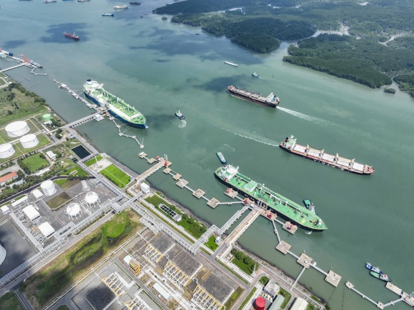 Petrovietnam promotes green energy solutions in Vietnam – Photo: Petrovietnam pioneers in importing and introducing LNG to the market.