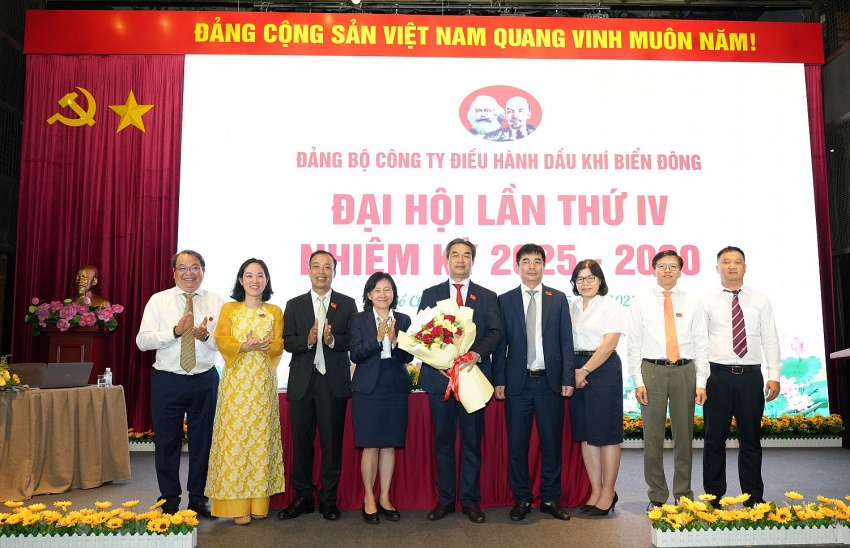 Đồng chí Bùi Thị Nguyệt - Ủy viên Ban Thường vụ Đảng ủy, Chủ nhiệm Ủy ban kiểm tra Đảng ủy, Trưởng Ban Kiểm soát nội bộ Tập đoàn chúc mừng Ban Chấp hành Đảng bộ Công ty Điều hành Dầu khí Biển Đông nhiệm kỳ 2025 - 2030.