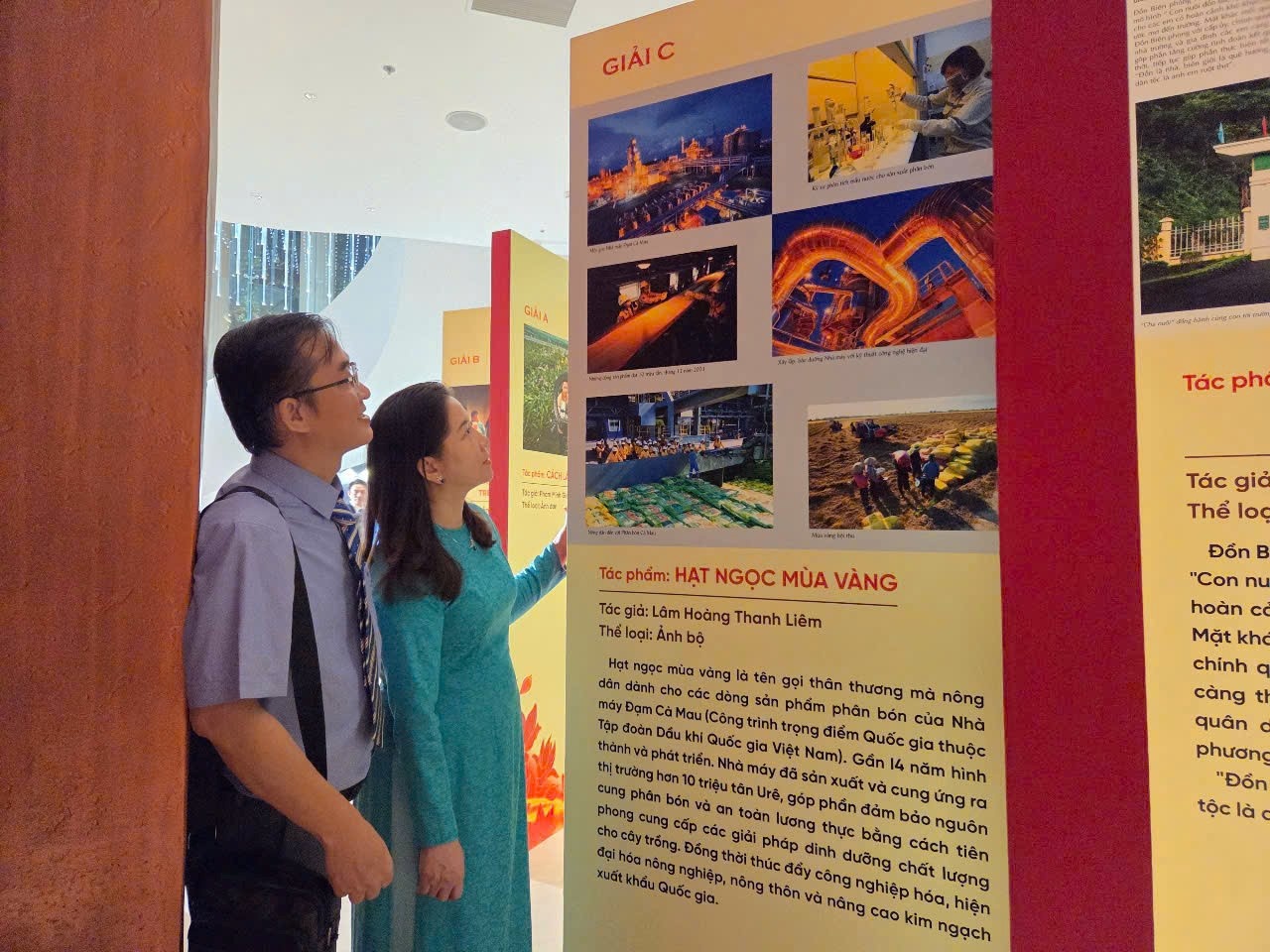 Người PVCFC kể chuyện thương hiệu bằng hình ảnh, nhận giải thưởng sáng tác cấp quốc gia Bộ ảnh “Hạt ngọc mùa vàng” của anh Thanh Liêm nhận được nhiều sự chú ý tại không gian trưng bày triển lãm
