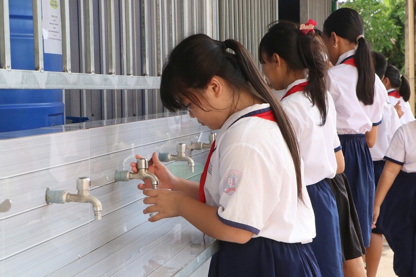 Học sinh tại huyện U Minh vui mừng sử dụng hệ thống nước sạch mới được bàn giao từ Dự án Khí Lô B, góp phần cải thiện điều kiện sinh hoạt, học tập tại địa phương.